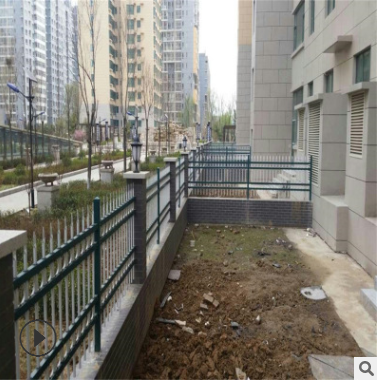 供應(yīng)熱鍍鋅鋼管圍墻隔離護(hù)欄別墅院子圍墻護(hù)欄